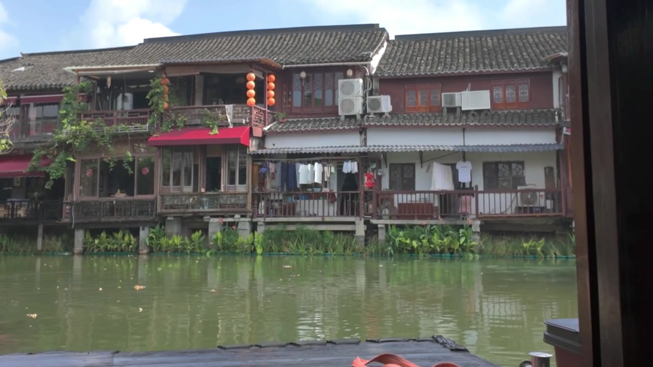 Video 4K về một con kênh ở cổ trấn sông nước Chu Gia Giác đi qua các tòa nhà lịch sử Trung Quốc trong chuyến đi thuyền