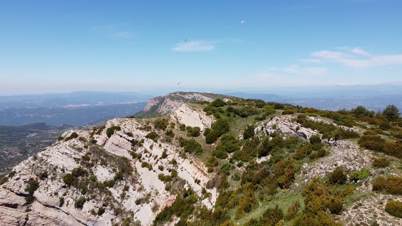 ager, lerida, cataluña, españa - vista aérea de drones de turistas haciendo parasailing en la cima de la montaña con hermosas vistas sobre el valle verde y el cañón mont rebei - máxima libertad