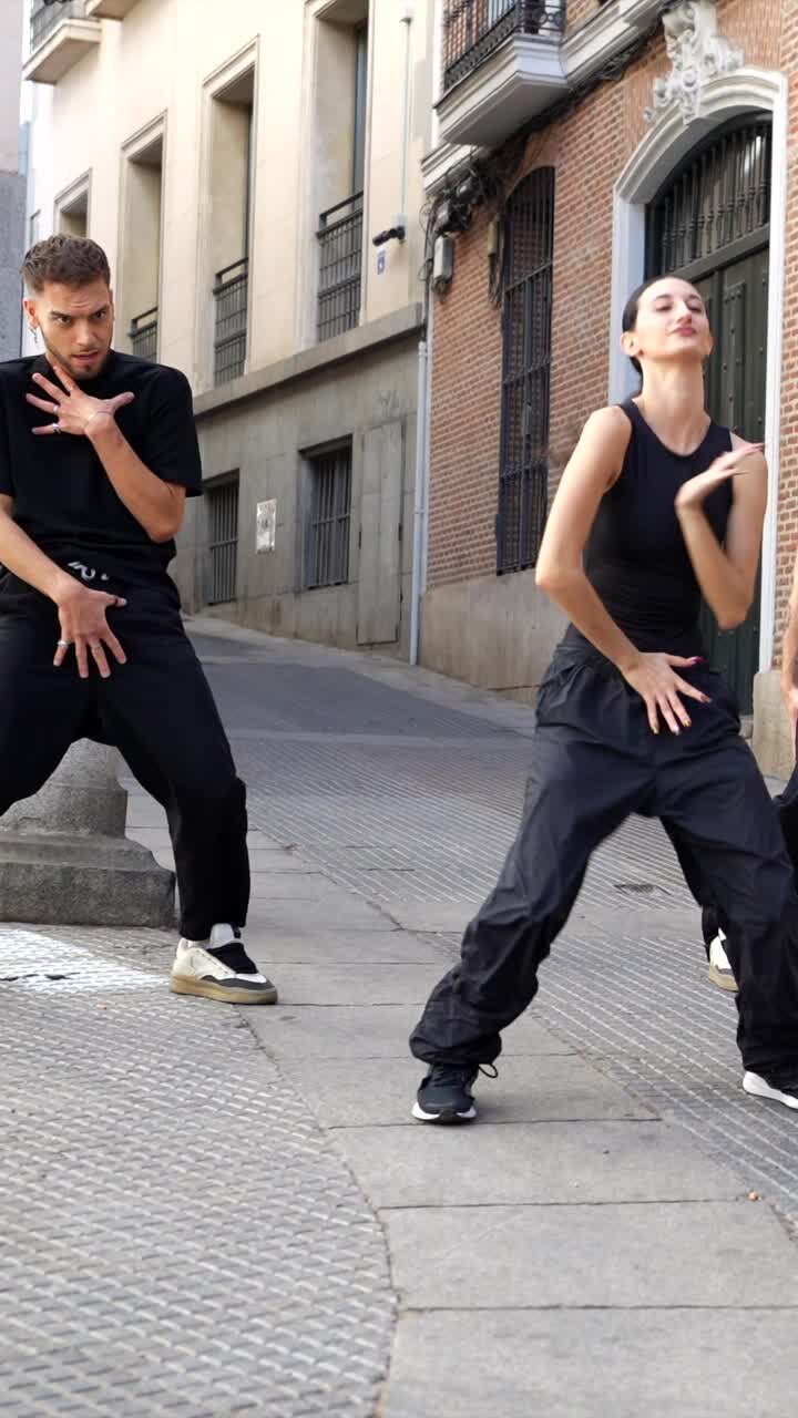 Giovani adulti che ballano per strada
