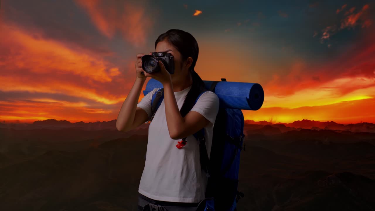 mujer fotógrafa en una puesta de sol en la montaña