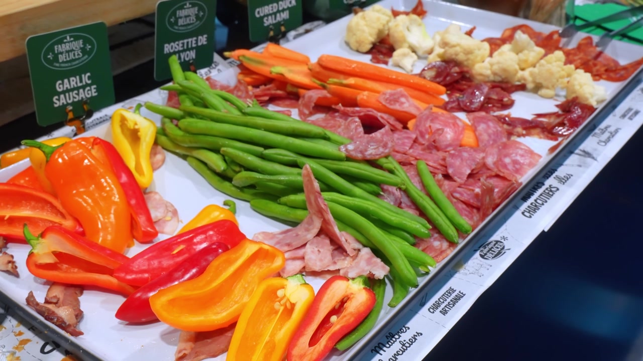 Chicago, USA, 27 maggio 2026: Tagliere di salumi di Chicago con verdure e affettati. Fagiolini, peperoni, carote, cavolfiore e salame sono disposti su un vassoio da portata bianco.