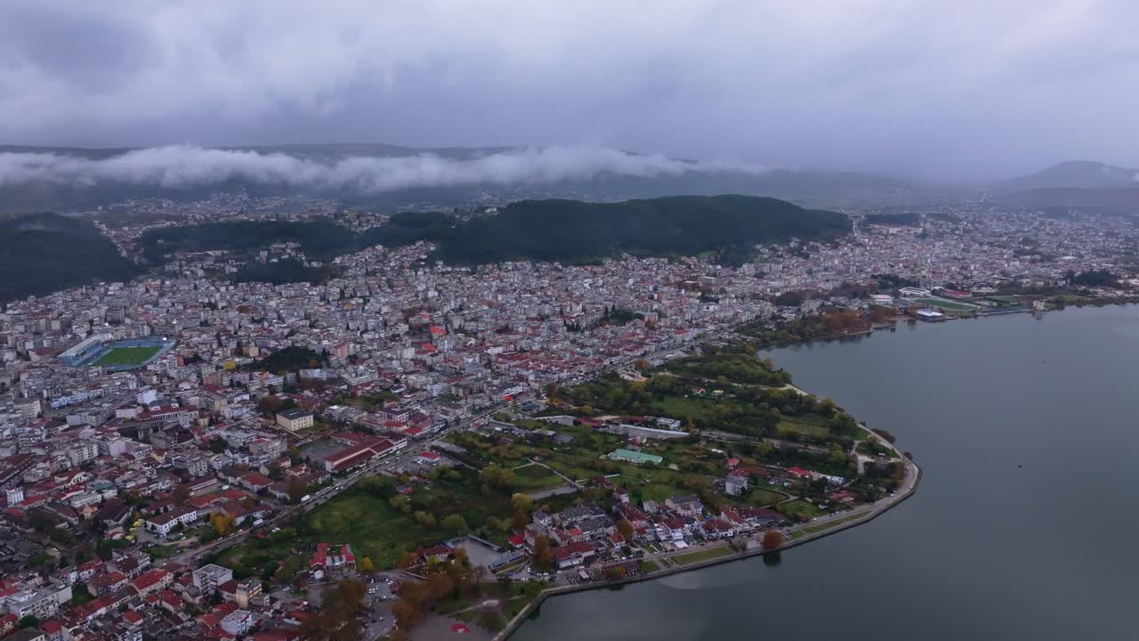 Yunanistan'ın tarihi Yanya kasabasının yanındaki gölde parıldayan yansımalar