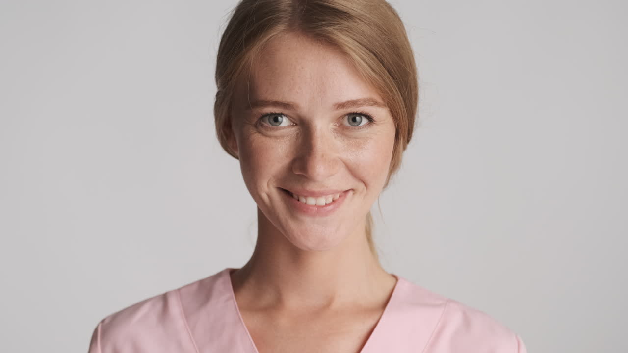 doctora caucásica mirando a un lado y asintiendo con la cabeza.