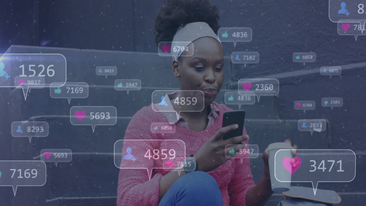 usando teléfono inteligente, mujer rodeada de notificaciones de redes sociales animación