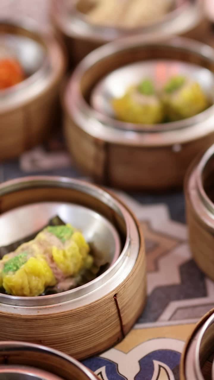 una variedad de platos de dim sum exhibidos en una mesa