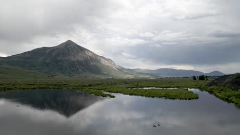 imágenes aéreas de drones en 4k sobre el lago de cacahuetes en las montañas rocosas de crested butte, colorado, en verano.
