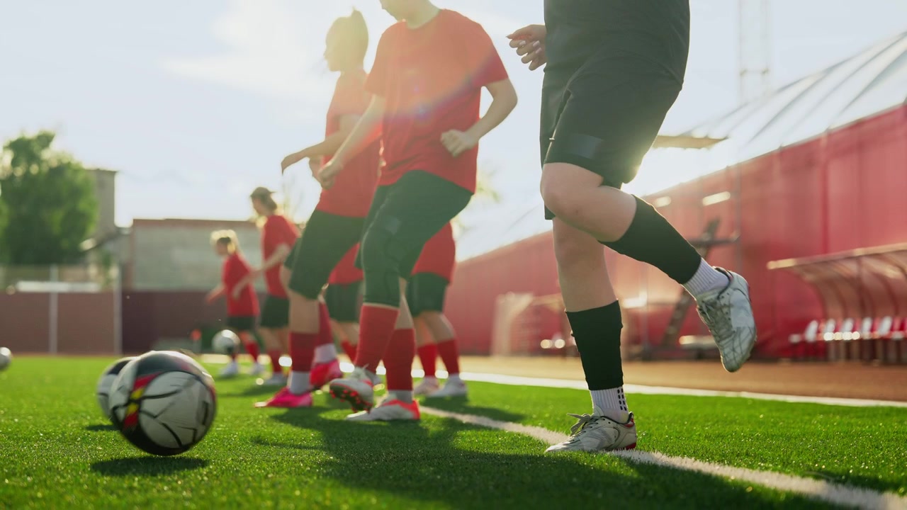 Equipo de fútbol juvenil practicando ejercicios de juego de pies en el campo