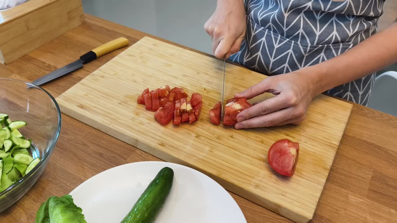cortar tomates para la ensalada