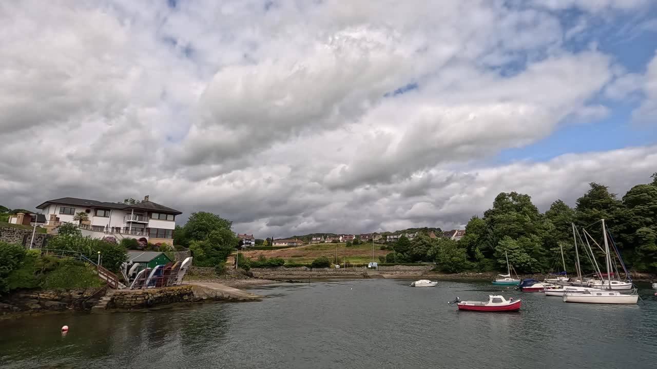 보트 가 있는 그림 같은 항구