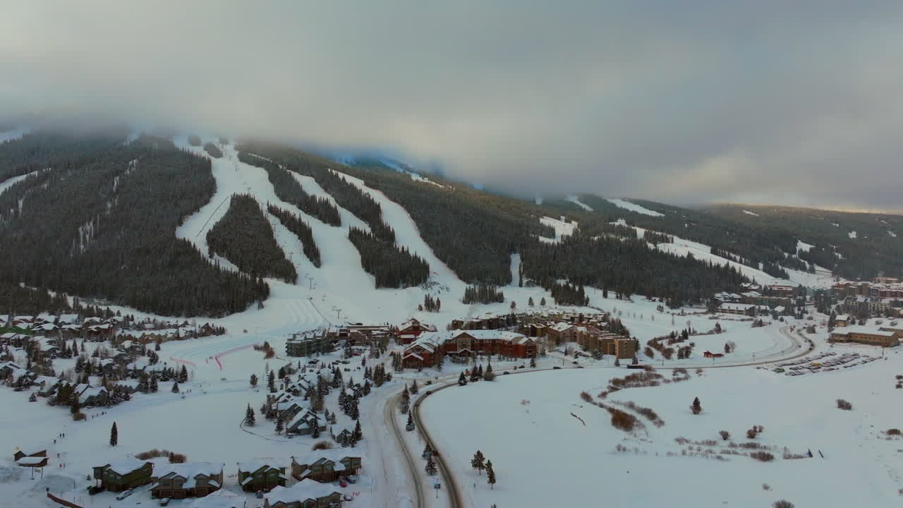 capa de nubes nebulosas invierno nevado temprano en la mañana amanecer drone aéreo montaña de cobre colorado estación de esquí aldea águila volador súper abeja ascensor icono paso épico coches en la carretera snowboard tubing esquí círculo izquierdo