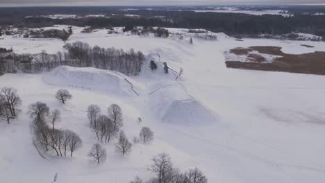 fuertes de kernave cubiertos de nieve en invierno