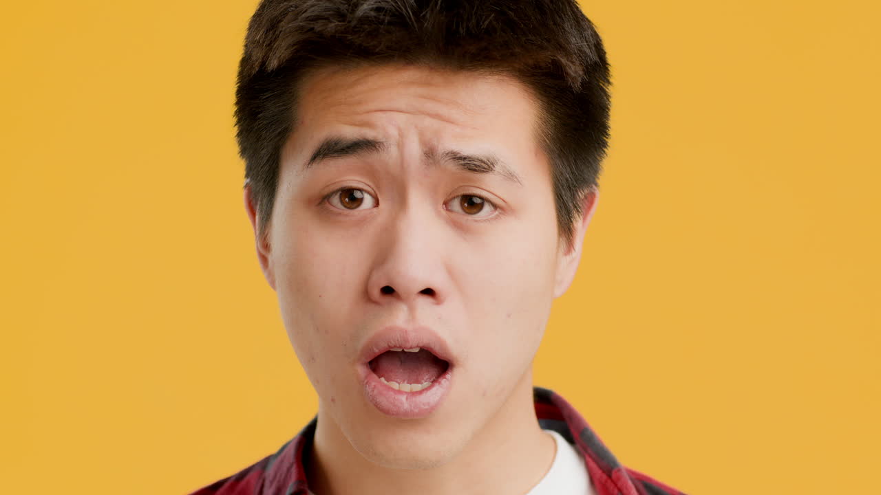 입술에 손가락을 은 남자