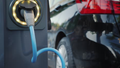 primer plano de carga de coche eléctrico