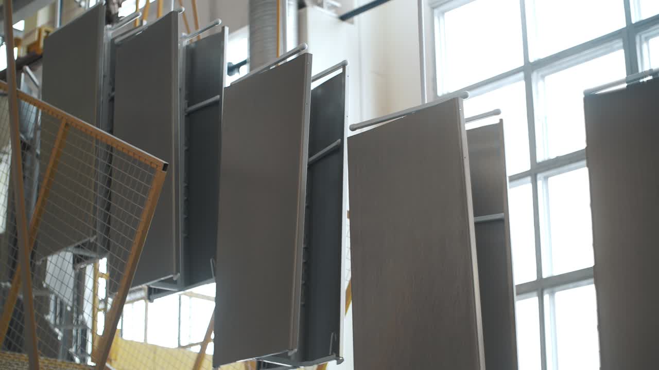 냉장고 공장에서 자동 컨베이어 라인에서 움직이는 금속 패널