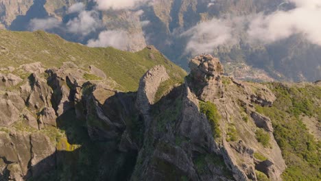 Vuelo-De-Drones-Sobre-Las-Montañas-En-Madeira-Portugal