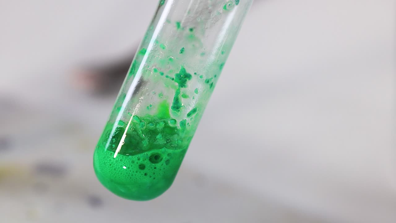 reacción química en un experimento en tubo de ensayo