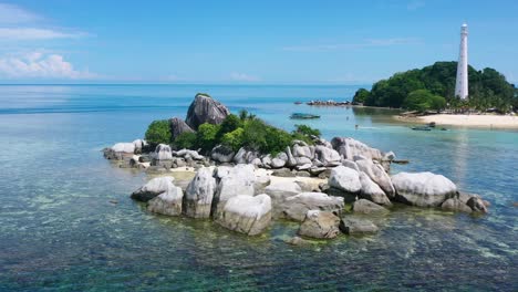 antena de islote rocoso en la costa de la isla lengkuas en belitung en un día soleado de verano