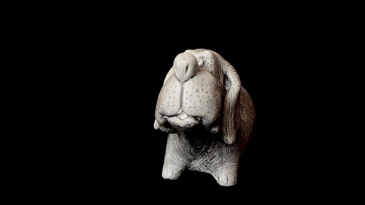 Shooting of a statuette of a dog