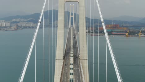 Drohne-Fliegt-Durch-Eine-Große-Hängebrücke-über-Das-Meer