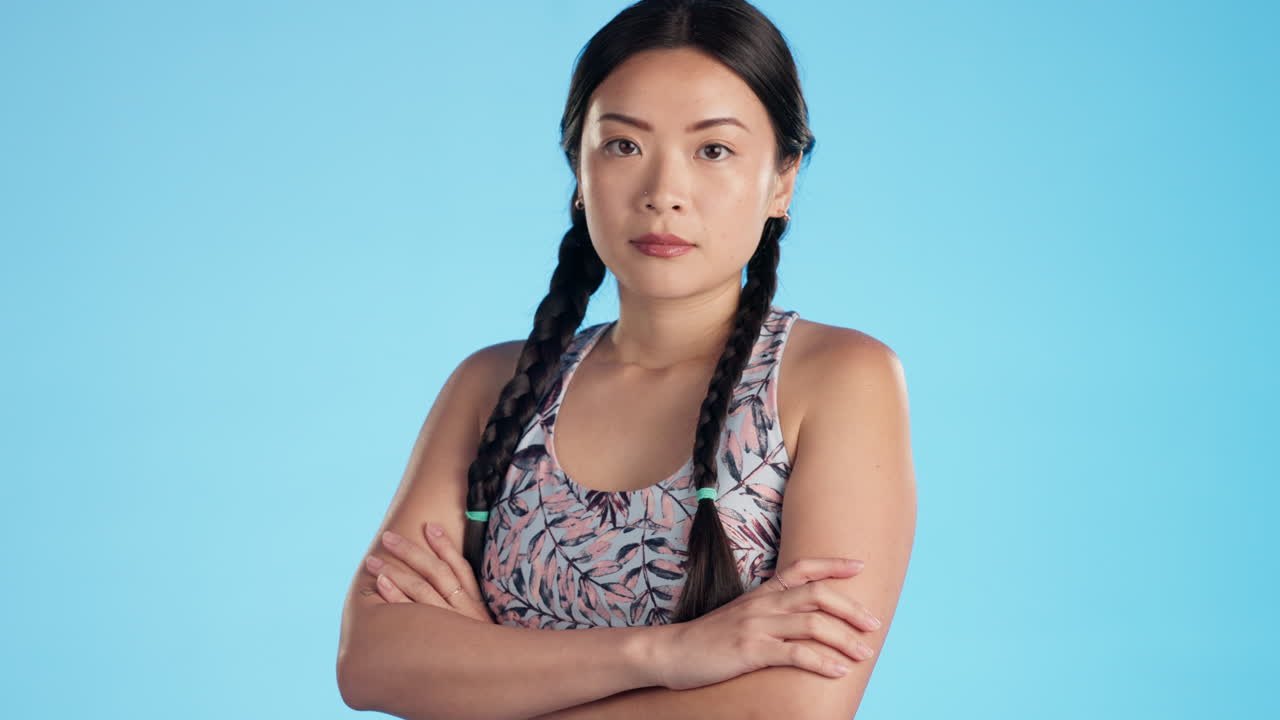 얼굴, 화가 나고 팔을  ⁇ 은 아시아 여성