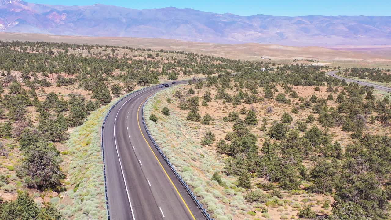 antena sobre la autopista 395 para revelar el valle de owens y las montañas de sierra nevada del este de california