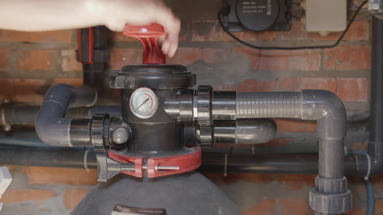 el funcionamiento del filtro de la piscina en modo de limpieza. en el marco se puede ver una ventana de visualización con una corriente de agua y escombros. el manómetro muestra la presión del agua. mantenimiento de la piscina