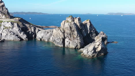 Rocas-En-El-Mar-Cap-Medes-Porquerolles-Vista-Aérea-Día-Soleado-Zona-De-Buceo-Francia