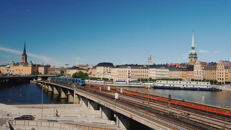 Tren-Subterráneo-Viaja-A-Través-Del-Puente-Contra-El-Telón-De-Fondo-De-La-Línea-De-La-Ciudad-De-Estocolmo,-Suecia