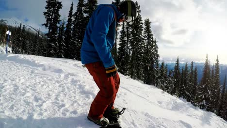 snowboarder die snowboard draagt
