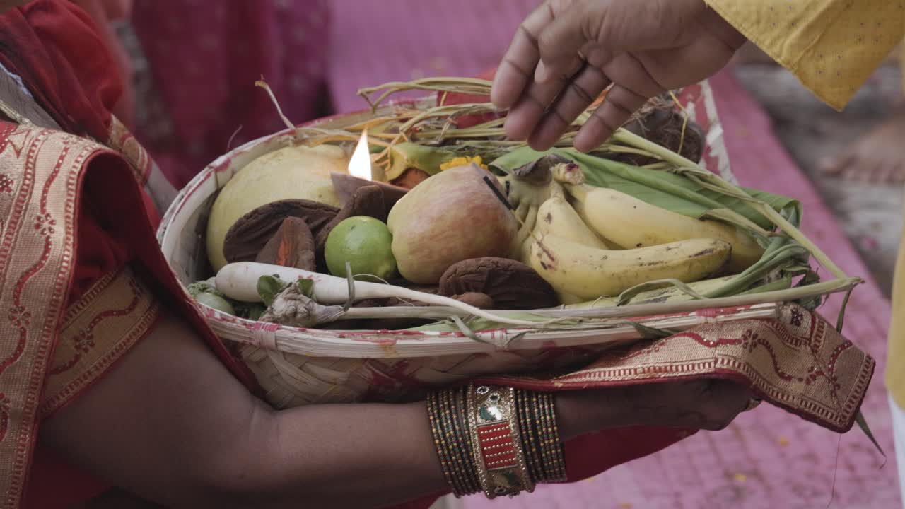 Donne indiane che adorano il dio sole indù onnipotente con offerte sacre al festival Chhath. Il video è stato girato a Jodhpur, Rajasthan, India, il 20 novembre 2023.