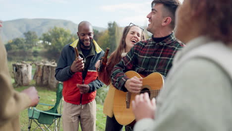 Cantando,-Acampando-O-Amigos-Felices-Con-La-Guitarra