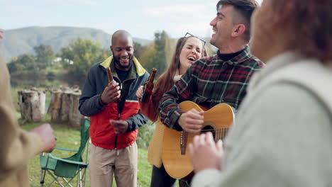 cantando, acampando o amigos felices con la guitarra