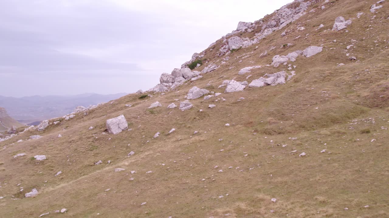 hombre de chaqueta amarilla está caminando en el parque nacional de durmitor montenegro, aero