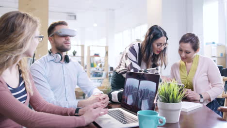el equipo colabora utilizando la realidad virtual