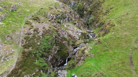 imágenes de drones de la cascada en el distrito de thirlmere lake