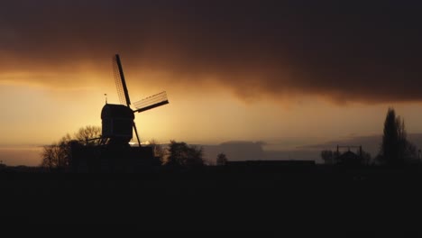 Antiguo-Molino-De-Viento-Al-Atardecer-En-Los-Países-Bajos.