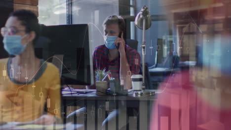 animación de múltiples gráficos sobre hombre caucásico con máscara hablando por teléfono celular y usando computadora