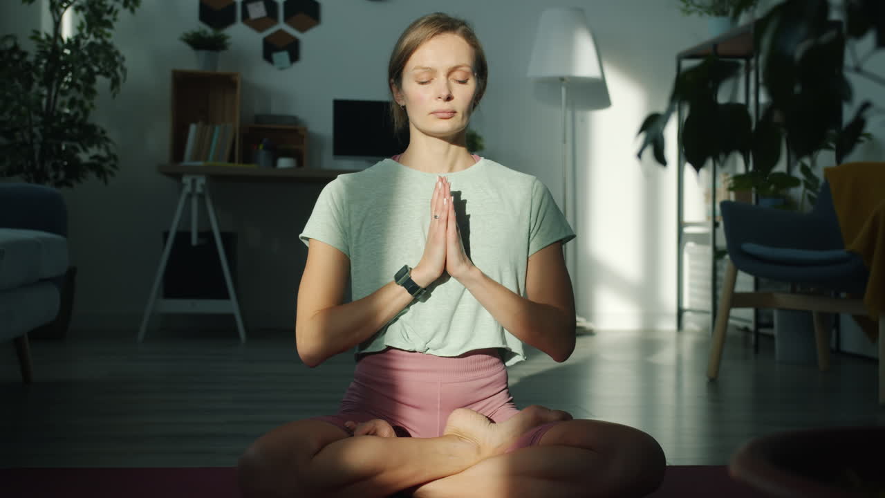 mujer meditando en la postura del loto en casa