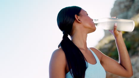 Läufer,-Frau-Und-Trinkwasser-In-Der-Natur