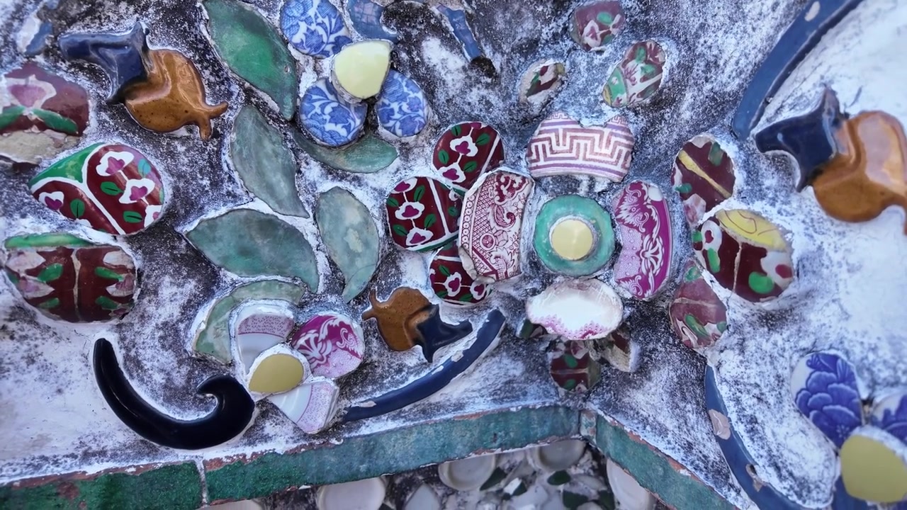 Decorazione delle pareti esterne del Tempio Wat Arun dell'Alba a Bangkok, Thailandia, da vicino.