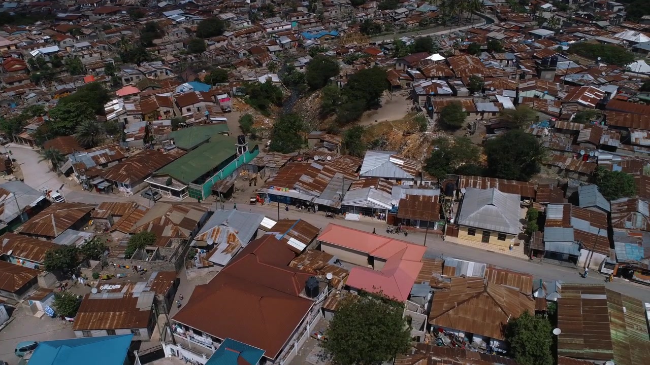 Luftfoto af landligt beboelsesområde i Dar es Salaam by.