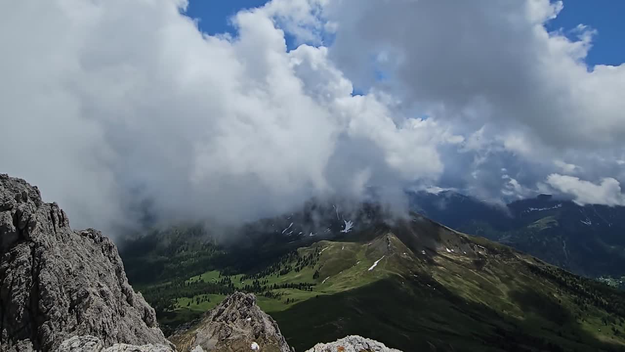 video de lapso de tiempo de nubes que se reúnen sobre el pico de setas en las dolomitas italianas en un día soleado