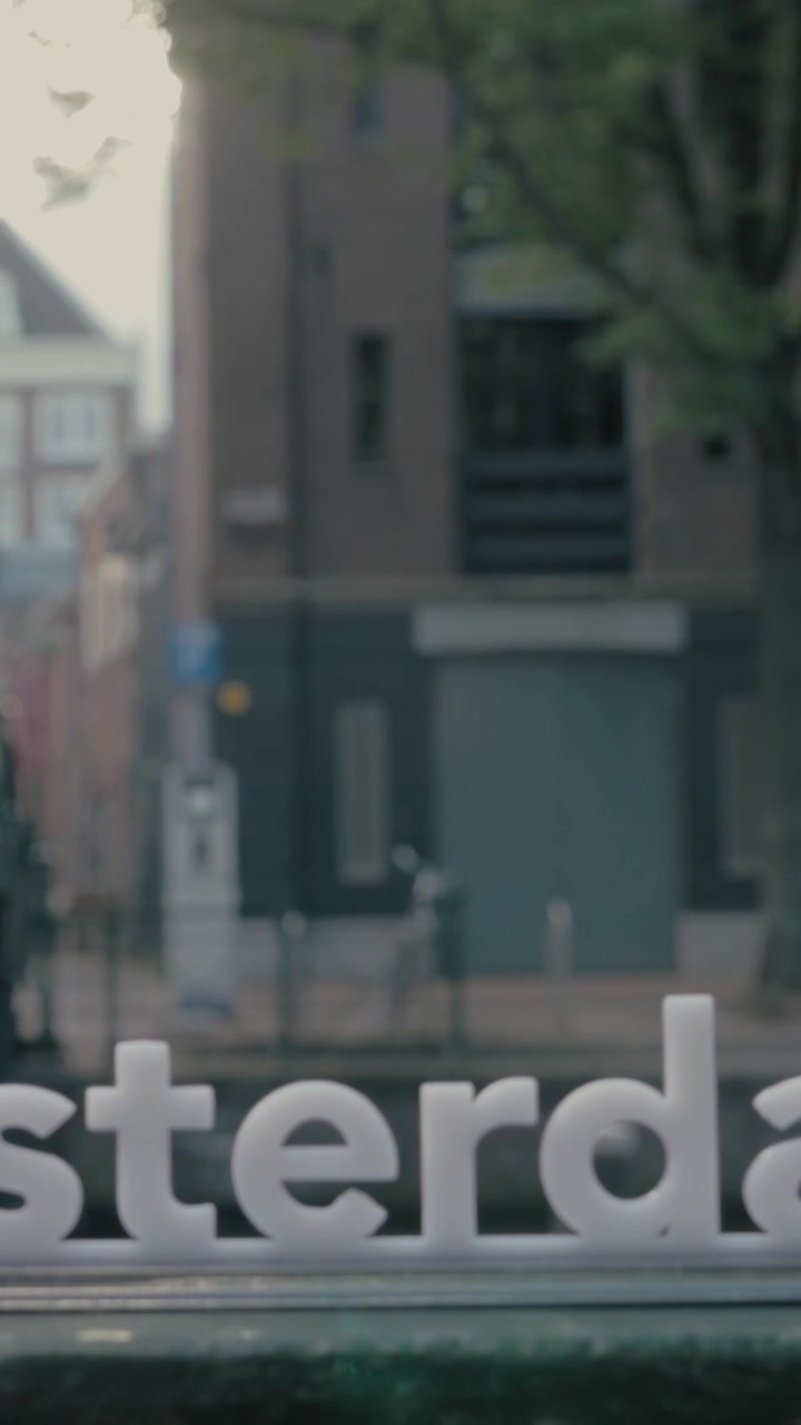 Slogan di Amsterdam su sfondo urbano