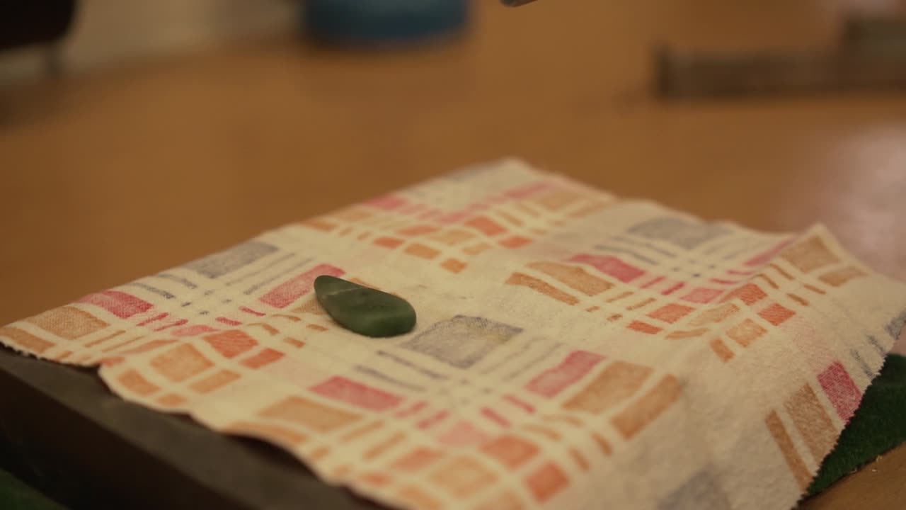 슬로우 모션으로 망치로 뉴질랜드에서 녹색 돌을 부수고 - 클로즈업 샷