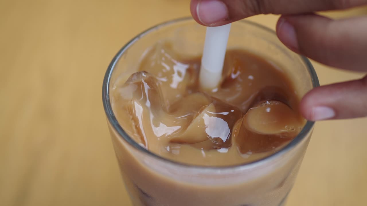 Caffè ghiacciato con paglia