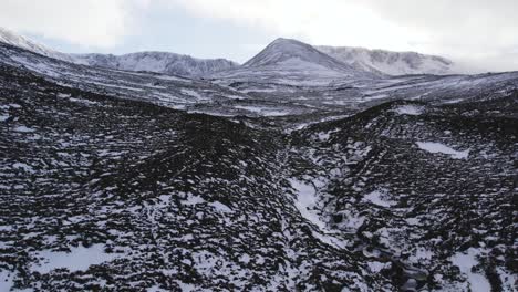 Drohnenaufnahmen-Aus-Der-Luft,-Die-Aufsteigen,-Um-Fiacaill-Coire-Und-T-Sneachda-Im-Cairngroms-Nationalpark-In-Schottland-Mit-Schneebedeckten-Bergen,-Heidemoorland-Und-Einem-Eisigen-Fluss-Bei-Winterlichen-Bedingungen-Zu-Zeigen