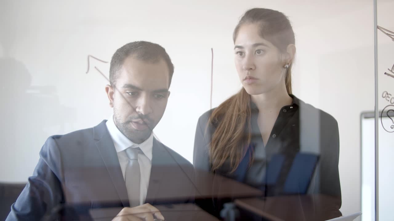 un hombre de negocios serio dibujando un gráfico de crecimiento