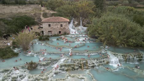 cascate del mulino - aguas termales geotérmicas en saturnia, italia