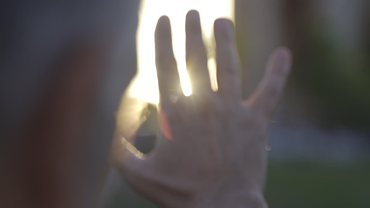 태양에 손을  ⁇ 고 태양을 끄는 것.