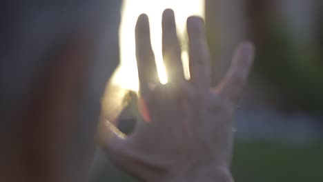 sosteniendo tu mano hacia el sol. apagando el sol.